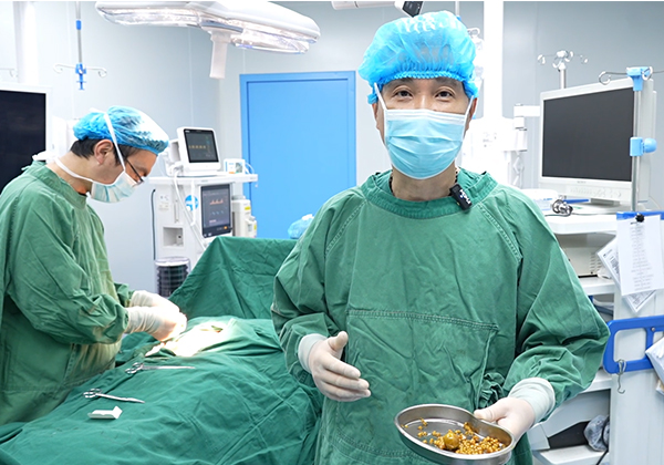 无症状≠无风险！40岁女子突发腹痛，四川结石病医院保胆取出275颗结石(图3)