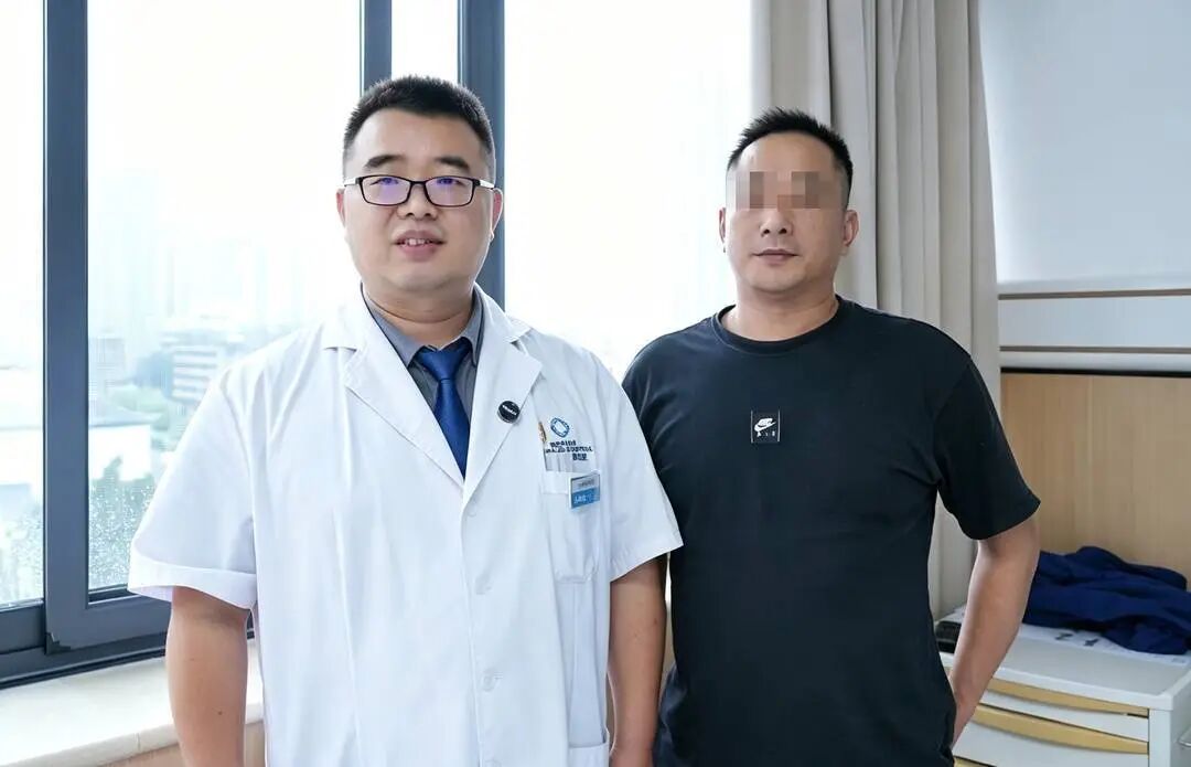 男子酷爱喝浓茶，茶叶能占半个杯子，双肾结石反复“疯长”10余年，最大的直径超过两厘米，医生提醒(图1)